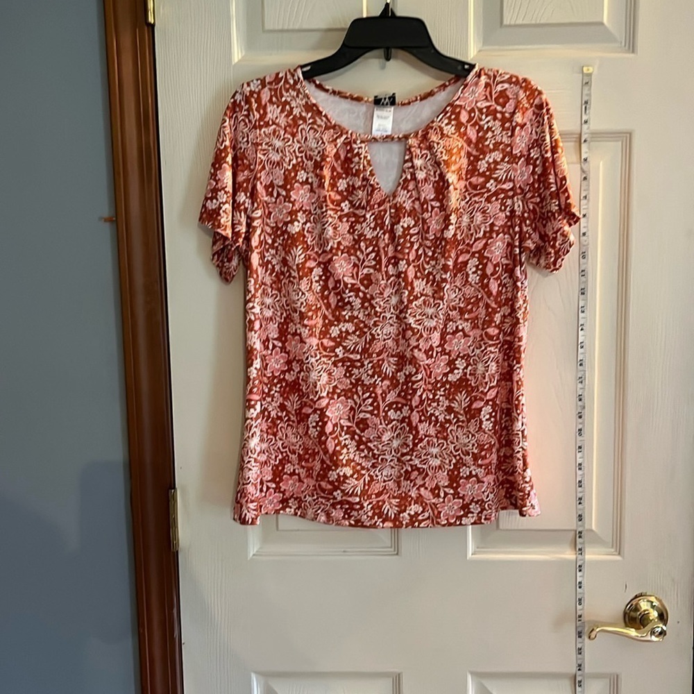 NWT-Wrapper-S-orangey, pink and white floral-keyhole, silky, top/blouse/shirt.